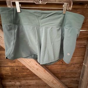 Lululemon speed up MR (mid rise) shorts 3.5 inseam. Sz 14  seafoam green color.
